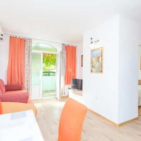 Garden & בית הארחה 3*