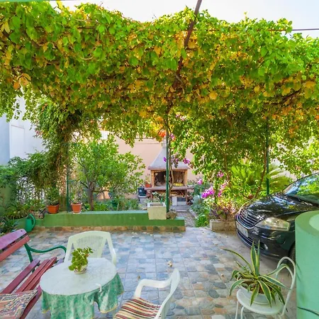 Garden & בית הארחה 3*