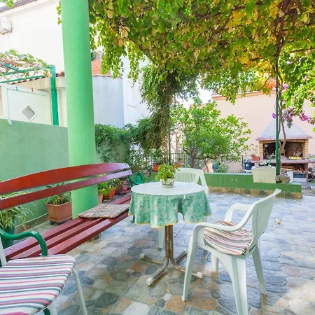 Πανσιόν Garden &